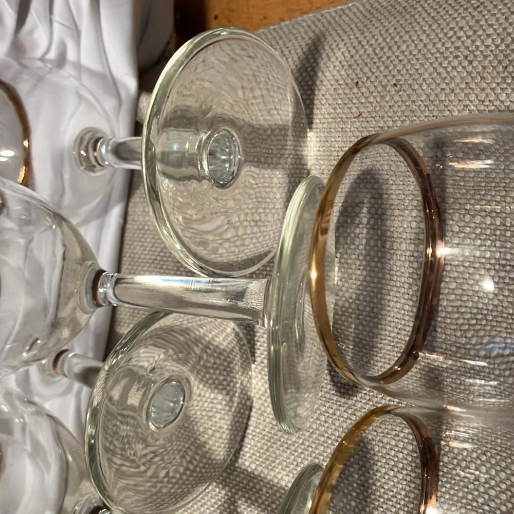 Like new.   Set of 9 simple wine glasses (from 1990s-2000s ). with gold edge - Picture 6 of 10